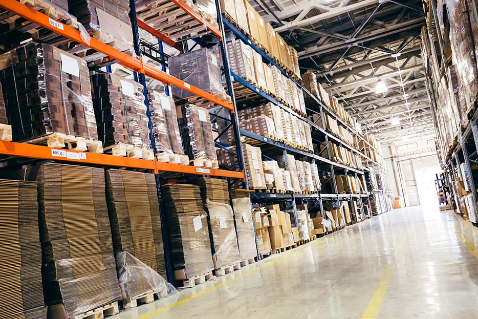 Almacen industrial con inventario organizado